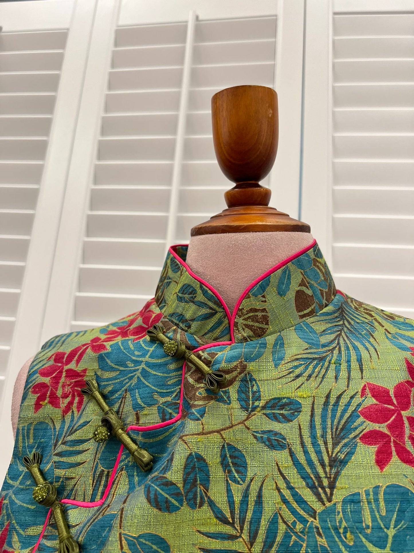 [BESPOKE]Tara Wrap Sleeveless Silk Cheongsam - Sample