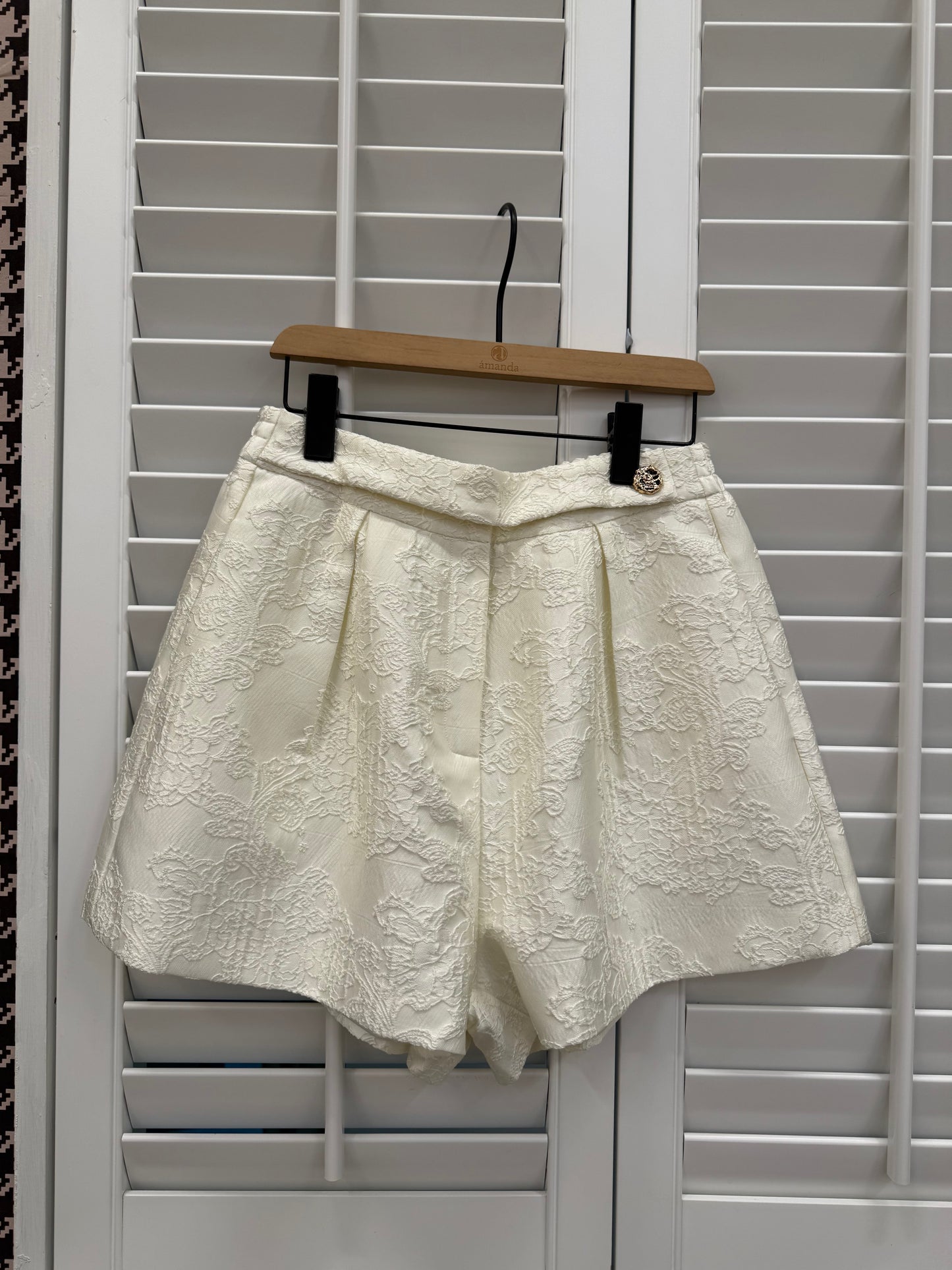 Gui Lan Embroidery Short