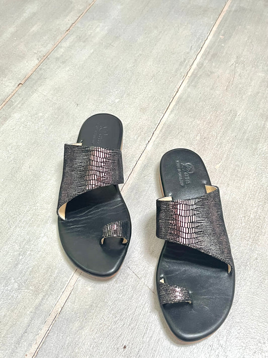 Noal Flat Sandals